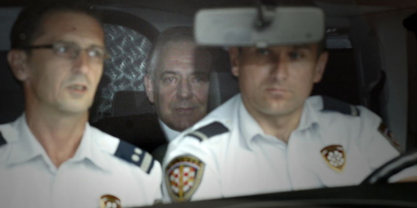 Zagreb, 300911.
Zupanijski sud.
Nakon vise od tri sata provedenog na Zupanijskom sudu, bivsi premijer Ivo Sanader ponovo je vracen u zatvor Remetinec.
Sanader je bio saslusan optuznice podignute protiv njega koja ga tereti za primanje mita od 3,5 milijun Zagreb, 300911.
Zupanijski sud.
Nakon vise od tri sata provedenog na Zupanijskom sudu, bivsi premijer Ivo Sanader ponovo je vracen u zatvor Remetinec.
Sanader je bio saslusan optuznice podignute protiv njega koja ga tereti za primanje mita od 3,5 milijun