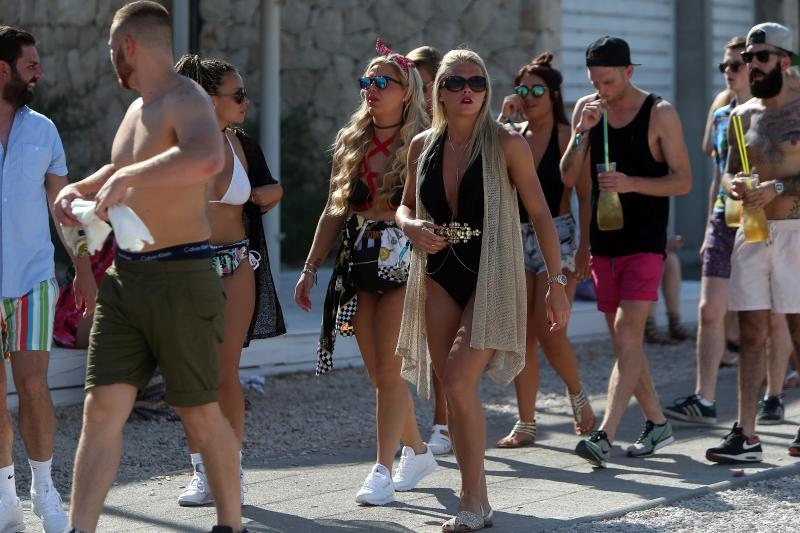 Zrće: Prvi dan Hideout festivala privukao nekoliko tisuća turista, Photo: Dalibor Urukalovic/PIXSELL Zrće: Prvi dan Hideout festivala privukao nekoliko tisuća turista, Photo: Dalibor Urukalovic/PIXSELL