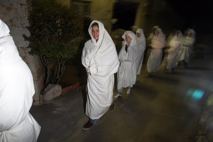 Otok Ugljan, Preko, 130213.
Na blagdan Ciste srijede Pepelnice, tradicionalni Lancuni u vecernjoj povorci i ove su godine prosli kroz Preko. Povorka Lancuna, mjestana odjevenih u bijele plahte sa svijecama i zvoncicima u ruci, odijenuli se se kao i mnogo