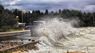 Zapadnjak i plima poplavili ulice