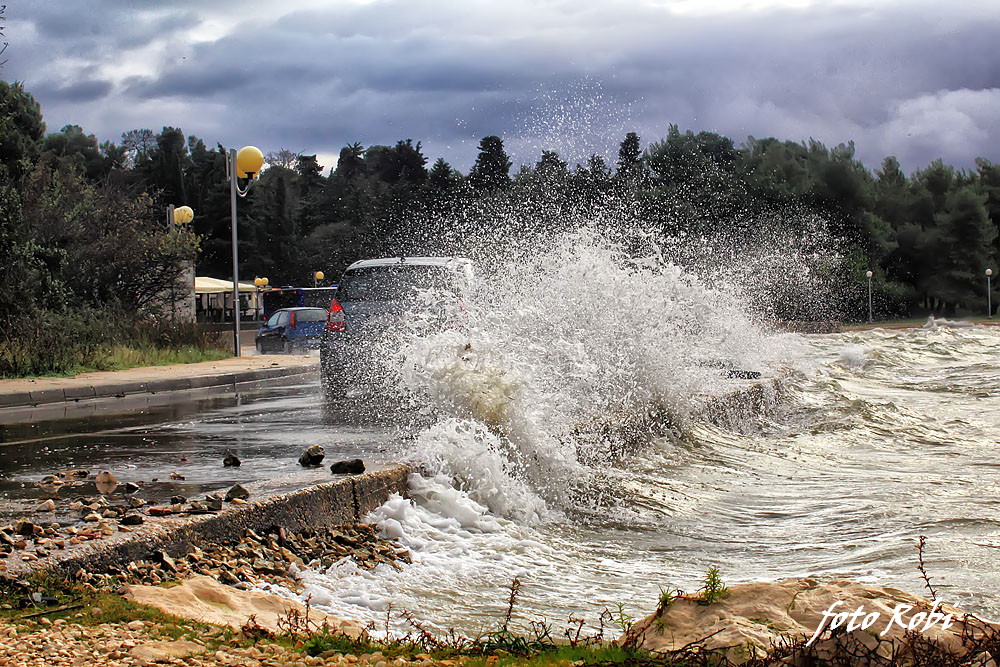 Zapadnjak i plima poplavili ulice