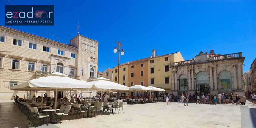 Đir po gradu 25. kolovoza 2017. Narodni trg, Gradska loža Đir po gradu 25. kolovoza 2017. Narodni trg, Gradska loža