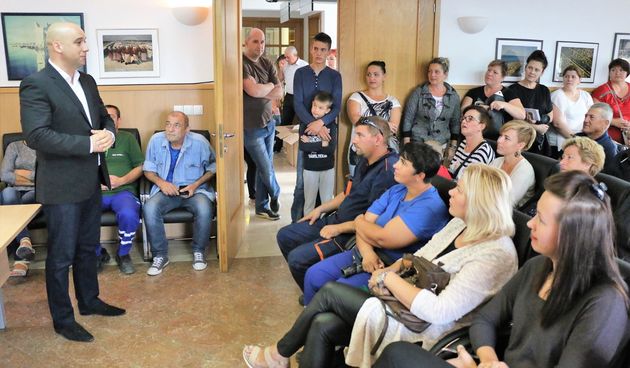 Načelnik Općine Vir Kristijan Kapović s roditeljim virskih školaraca. Foto: Virski list