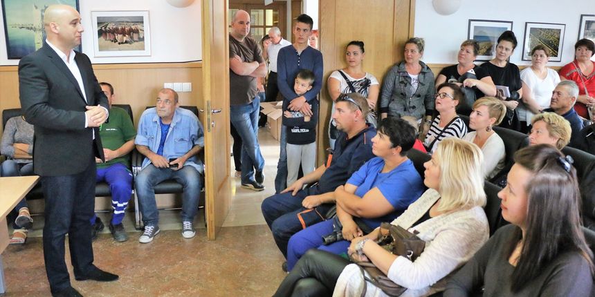 Načelnik Općine Vir Kristijan Kapović s roditeljim virskih školaraca. Foto: Virski list