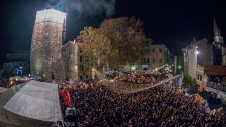 Na Trgu Petra Zoranica uz koncert Ivana Zaka i vatromet otvoren je Advent u Zadru Na Trgu Petra Zoranica uz koncert Ivana Zaka i vatromet otvoren je Advent u Zadru