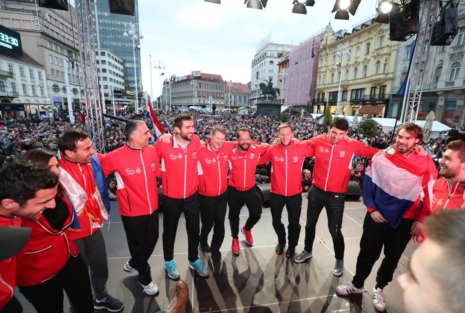 Zlatne tenisače na Trgu bana Josipa Jelačića dočekale tisuće navijača Zlatne tenisače na Trgu bana Josipa Jelačića dočekale tisuće navijača