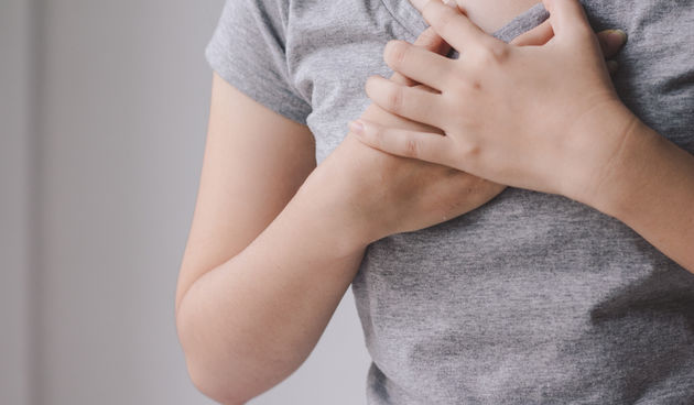 Kod iznenadnoga srčanog udara pacijenti od samog početka osjećaju vrlo jake bolove u predijelu grudnog koša. No, simptomi postupnog napada mogu i ne upućivati na srčani udar