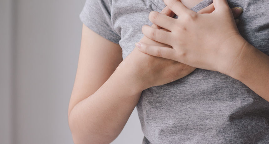 Kod iznenadnoga srčanog udara pacijenti od samog početka osjećaju vrlo jake bolove u predijelu grudnog koša. No, simptomi postupnog napada mogu i ne upućivati na srčani udar