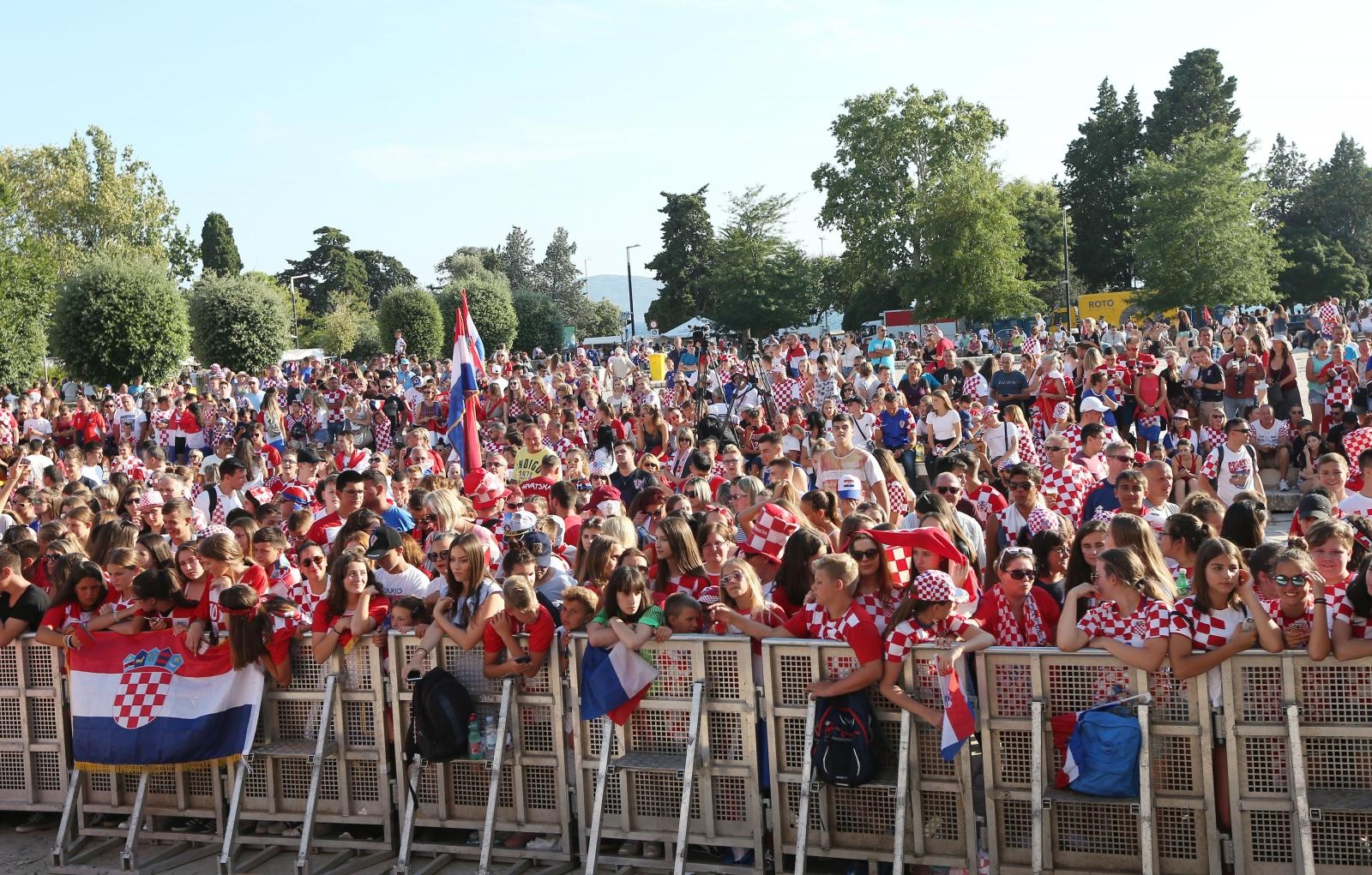 Zadar dočekao svoje Vatrene: Sve generacije okupile se na Forumu
