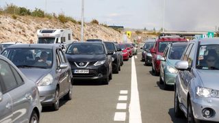 Zbog požara zatvorena autocesta A1 kod Pirovca: Neki vozači se okretali i vozili u suprotnom smjeru Zbog požara zatvorena autocesta A1 kod Pirovca: Neki vozači se okretali i vozili u suprotnom smjeru