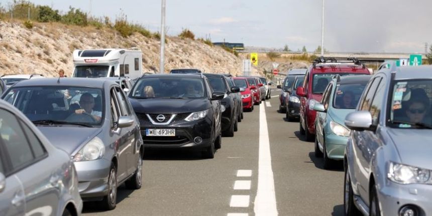 Zbog požara zatvorena autocesta A1 kod Pirovca: Neki vozači se okretali i vozili u suprotnom smjeru Zbog požara zatvorena autocesta A1 kod Pirovca: Neki vozači se okretali i vozili u suprotnom smjeru