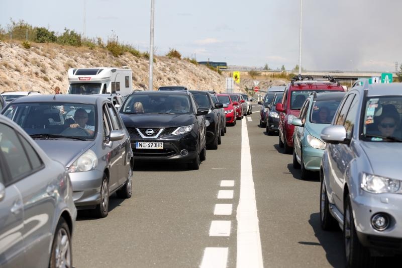 Zbog požara zatvorena autocesta A1 kod Pirovca: Neki vozači se okretali i vozili u suprotnom smjeru Zbog požara zatvorena autocesta A1 kod Pirovca: Neki vozači se okretali i vozili u suprotnom smjeru