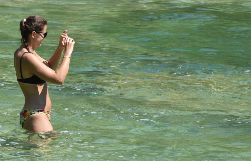 Rješenje za osvježenje: Kupanje u ledenoj rijeci Krki u NP Krka. Photo: Hrvoje Jelavić/PIXSELL