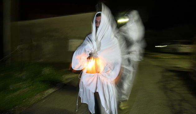 Otok Ugljan, Preko, 130213.
Na blagdan Ciste srijede Pepelnice, tradicionalni Lancuni u vecernjoj povorci i ove su godine prosli kroz Preko. Povorka Lancuna, mjestana odjevenih u bijele plahte sa svijecama i zvoncicima u ruci, odijenuli se se kao i mnogo