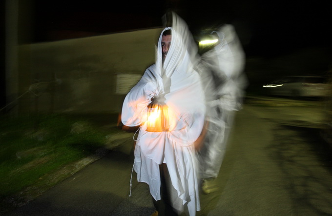 Otok Ugljan, Preko, 130213.
Na blagdan Ciste srijede Pepelnice, tradicionalni Lancuni u vecernjoj povorci i ove su godine prosli kroz Preko. Povorka Lancuna, mjestana odjevenih u bijele plahte sa svijecama i zvoncicima u ruci, odijenuli se se kao i mnogo