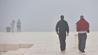 Zadar već treći dan okovan gustom maglom. Foto: Dino Stanin/Pixsell