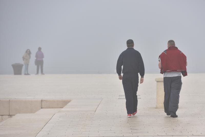 Zadar već treći dan okovan gustom maglom. Foto: Dino Stanin/Pixsell