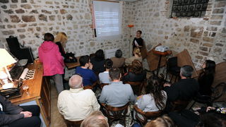 Zadar, 230413
Caffe bar Djina. 
Otvoranje izlozbe Sfinga u Zadru – jucer, danas, sutra, autorice prof. Antonije Mlikote i studenata Odjela za povijest umjetnosti zadarskog sveucilista u sklopu festivala znanosti.
Na fotografiji: predavanje.
Foto: Luka Ger