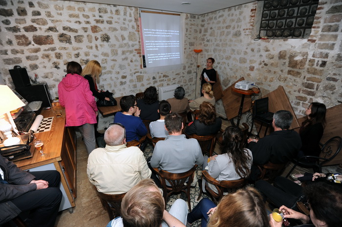 Zadar, 230413
Caffe bar Djina. 
Otvoranje izlozbe Sfinga u Zadru – jucer, danas, sutra, autorice prof. Antonije Mlikote i studenata Odjela za povijest umjetnosti zadarskog sveucilista u sklopu festivala znanosti.
Na fotografiji: predavanje.
Foto: Luka Ger