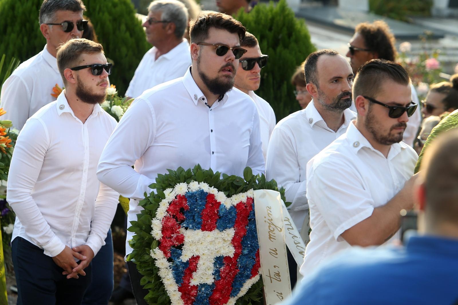 Posljednji ispraćaj Olivera Dragojevića na groblju Sveti Roko u Veloj Luci Posljednji ispraćaj Olivera Dragojevića na groblju Sveti Roko u Veloj Luci