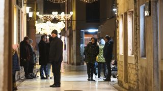 Građani na ulicama Zadra poštujući mjere dočekali 2021. godinu