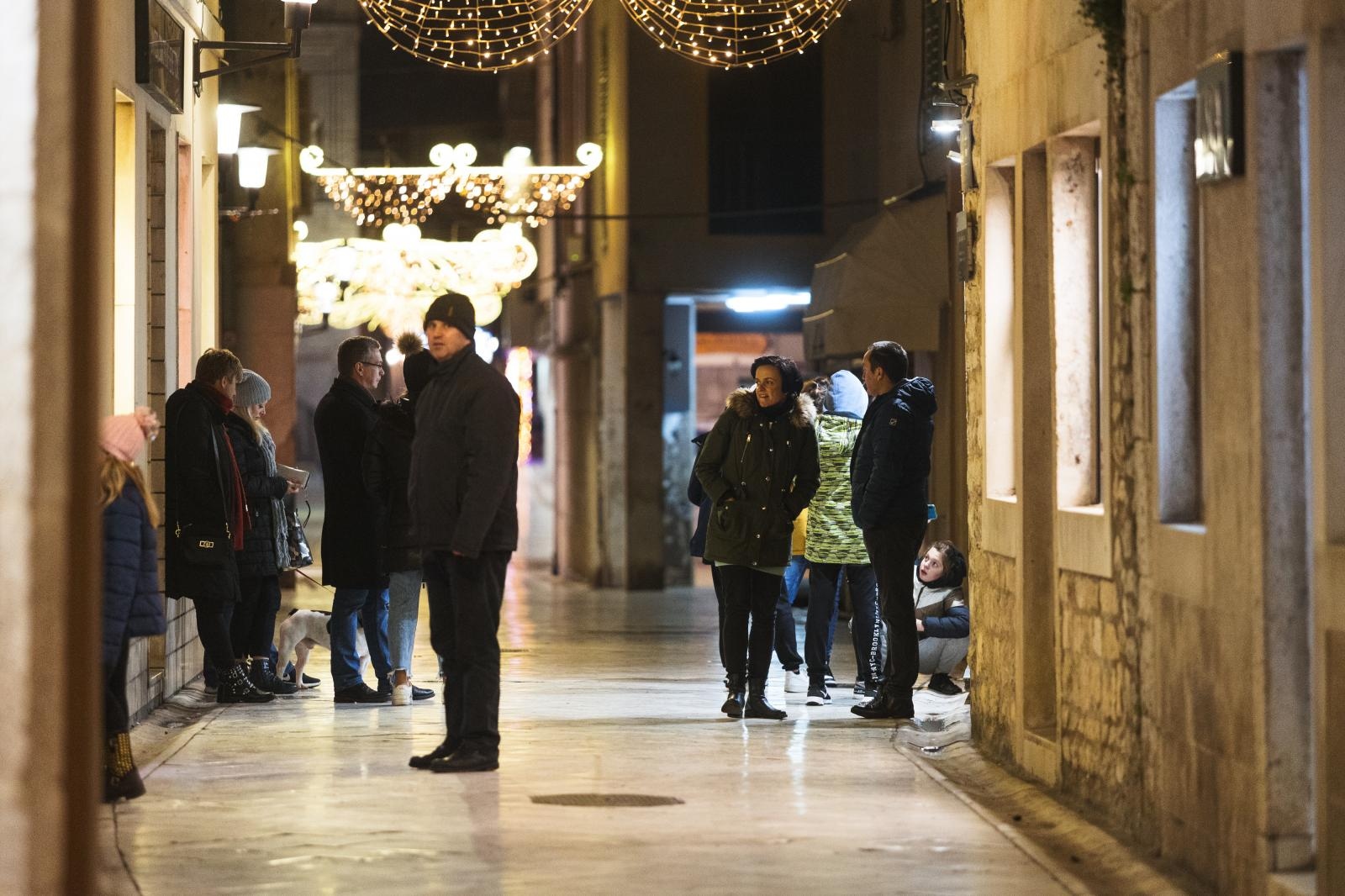 Građani na ulicama Zadra poštujući mjere dočekali 2021. godinu