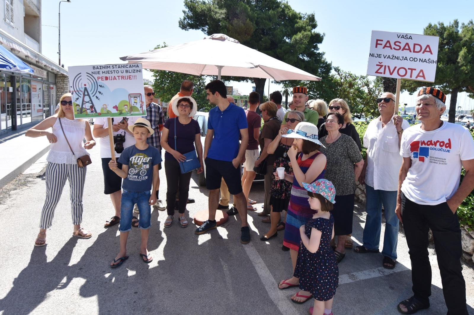 ‘Ne želim dobiti rak!’ Mještani prosvjedovali protiv postavljanja bazne stanice Tele 2