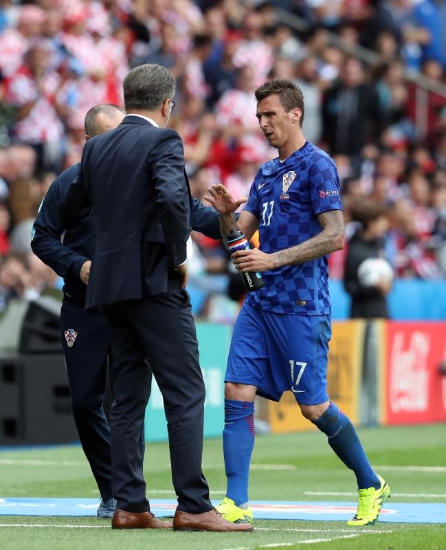 Slavlje igrača i navijača nakon pobjede nad Turskom. Photo: Goran Stanzl/PIXSELL Slavlje igrača i navijača nakon pobjede nad Turskom. Photo: Goran Stanzl/PIXSELL