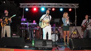 Na Stanovima se Kraljica mira slavi već preko 20 godina, a sinoćnjim misnim slavljem, procesijom i kasnije koncertom na školskom igralištu Stanarci su proslavili još jednu feštu. Koncert su održali grupa Dalmatico i Ivica Sikirić Ićo, foto: I. Perinčić Na Stanovima se Kraljica mira slavi već preko 20 godina, a sinoćnjim misnim slavljem, procesijom i kasnije koncertom na školskom igralištu Stanarci su proslavili još jednu feštu. Koncert su održali grupa Dalmatico i Ivica Sikirić Ićo, foto: I. Perinčić