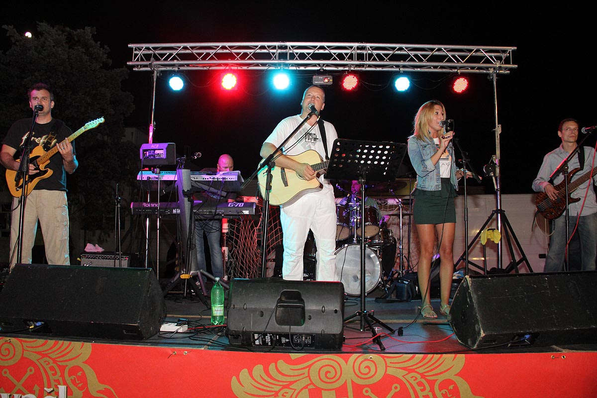 Na Stanovima se Kraljica mira slavi već preko 20 godina, a sinoćnjim misnim slavljem, procesijom i kasnije koncertom na školskom igralištu Stanarci su proslavili još jednu feštu. Koncert su održali grupa Dalmatico i Ivica Sikirić Ićo, foto: I. Perinčić Na Stanovima se Kraljica mira slavi već preko 20 godina, a sinoćnjim misnim slavljem, procesijom i kasnije koncertom na školskom igralištu Stanarci su proslavili još jednu feštu. Koncert su održali grupa Dalmatico i Ivica Sikirić Ićo, foto: I. Perinčić