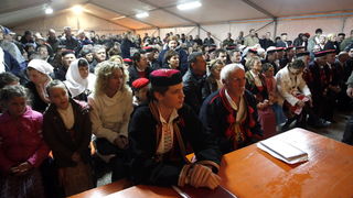 Nadin, 020110.
Etno glazbena manifestacija pod nazivom Cvitarijada odrzana je veceras u selu Nadin kraj Zadra. Cvitarijada je natjecanje u sviranju usne harmonike.
Foto: Jure Miskovic / CROPIX Nadin, 020110.
Etno glazbena manifestacija pod nazivom Cvitarijada odrzana je veceras u selu Nadin kraj Zadra. Cvitarijada je natjecanje u sviranju usne harmonike.
Foto: Jure Miskovic / CROPIX
