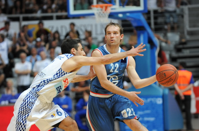 Zadar, 010610. Dvorana Kresimir Cosic u Zadru. Druga finalna utakmica kosarkaskog prvenstva Hrvatske odigrana izmedju KK Zadar i KK Cibona. Na slici: igrac Cibone Udrih u napadu. Foto: Andrija Lucic / CROPIX Zadar, 010610. Dvorana Kresimir Cosic u Zadru. Druga finalna utakmica kosarkaskog prvenstva Hrvatske odigrana izmedju KK Zadar i KK Cibona. Na slici: igrac Cibone Udrih u napadu. Foto: Andrija Lucic / CROPIX