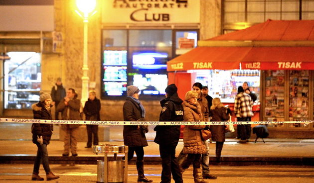 Zagreb, 230113.
Trg bana Josipa Jelacica.
Nocas oko 2 sata u blizini spomenika bana Jelacica doslo je do manje eksplozivne reakcije.
Na fotografiji: ocevid.
Foto: Srdjan Vrancic / CROPIX