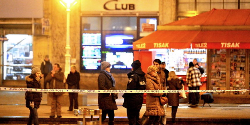 Zagreb, 230113.
Trg bana Josipa Jelacica.
Nocas oko 2 sata u blizini spomenika bana Jelacica doslo je do manje eksplozivne reakcije.
Na fotografiji: ocevid.
Foto: Srdjan Vrancic / CROPIX