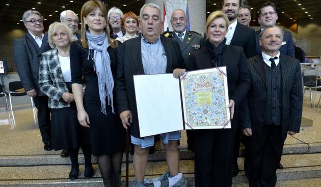 NSK: Ivanu Zvonimiru Cicku predsjedniku HHO-a popustile su hlace te pale na pod. Photo: Marko Lukunic/PIXSELL