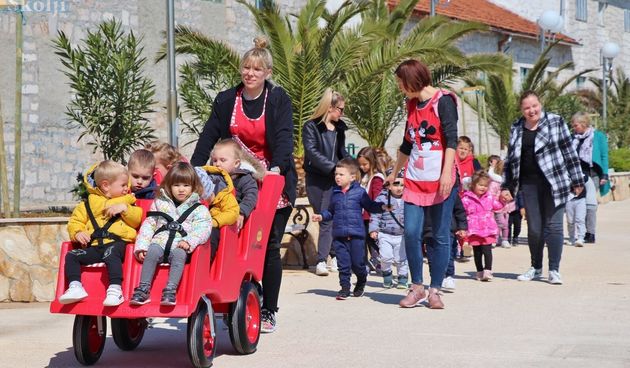DV Lastavica kupio “baby bus” za jasličku grupu Bubamarice