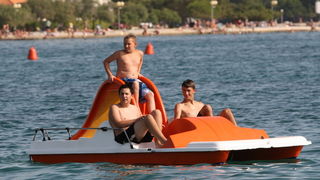 Zadar, 020712.
Danasnjih 34 stpupnja koliko je bilo u Zadru, mnoge je natjeralo da osvjezenje potraze u moru. 
Na fotografiji: detalj sa plaze u Zadru.
Foto: Andrija Lucic / Cropix