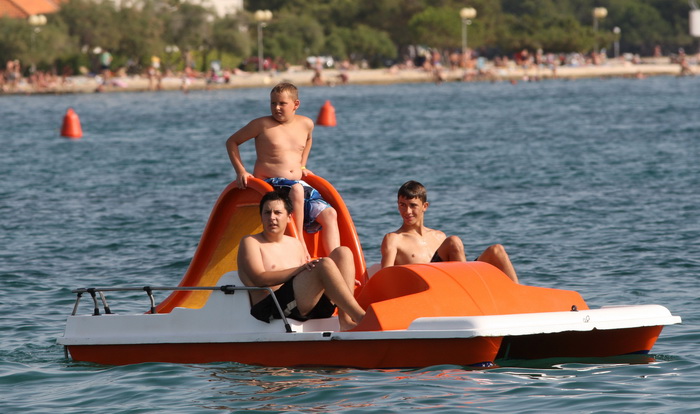 Zadar, 020712.
Danasnjih 34 stpupnja koliko je bilo u Zadru, mnoge je natjeralo da osvjezenje potraze u moru. 
Na fotografiji: detalj sa plaze u Zadru.
Foto: Andrija Lucic / Cropix