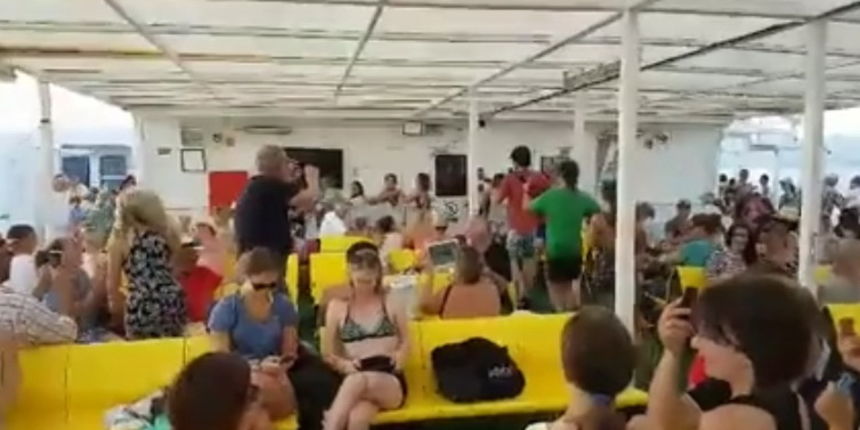 Spontana pjesma i vlakić na trajektu Supetar-Split oduševila društvene mreže