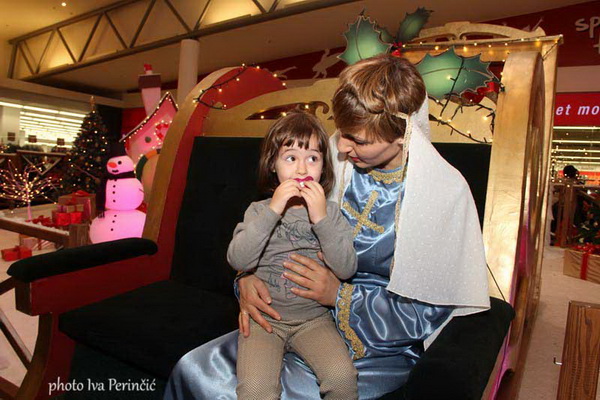 Sv. Luce razveselila mališane u Supernova centru, Foto: Iva Perinčić Sv. Luce razveselila mališane u Supernova centru, Foto: Iva Perinčić