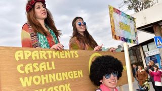 Karnevalska povorka okupila se na parkiralistu kod ‘Ljepotice’ a potom je krenula prema sredisnjem gradskom Trgu. Photo: Dino Stanin/PIXSELL