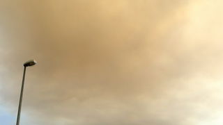 Split, 140711.
Veliki oblak dima nadvio se nad splitom i brackim kanalom od pozara koji je izbio na zapadnoj strani otoka Braca.
Foto: Duje Klaric / CROPIX Split, 140711.
Veliki oblak dima nadvio se nad splitom i brackim kanalom od pozara koji je izbio na zapadnoj strani otoka Braca.
Foto: Duje Klaric / CROPIX