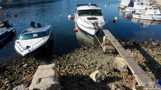 Zadar, 180112.
Velike plime i oseke, u ovom slucaju oseke, javljaju se u razdobljima punog mjeseca. Razina mora pala je za malo vise od pola metra sto i nije neki veliki problem osim sto su neke brodice ostale zarobljene u svojim lukama, a da isplove mora Zadar, 180112.
Velike plime i oseke, u ovom slucaju oseke, javljaju se u razdobljima punog mjeseca. Razina mora pala je za malo vise od pola metra sto i nije neki veliki problem osim sto su neke brodice ostale zarobljene u svojim lukama, a da isplove mora