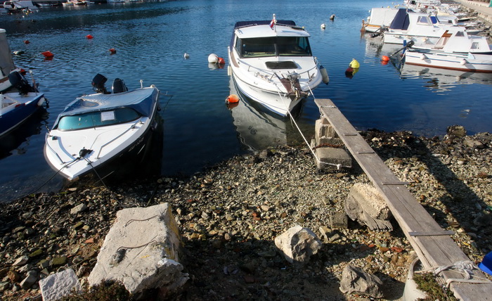 Zadar, 180112.
Velike plime i oseke, u ovom slucaju oseke, javljaju se u razdobljima punog mjeseca. Razina mora pala je za malo vise od pola metra sto i nije neki veliki problem osim sto su neke brodice ostale zarobljene u svojim lukama, a da isplove mora Zadar, 180112.
Velike plime i oseke, u ovom slucaju oseke, javljaju se u razdobljima punog mjeseca. Razina mora pala je za malo vise od pola metra sto i nije neki veliki problem osim sto su neke brodice ostale zarobljene u svojim lukama, a da isplove mora