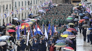 Dubrovnik, 061211.
Svecani mimohod i postrojavanje branitelja grada Dubrovnika iz 1991. godine na Stradunu u sklopu proslave dana Branitelja pred predsjednikom RH Ivom Josipovicem.
Foto: Tonci Plazibat / CROPIX Dubrovnik, 061211.
Svecani mimohod i postrojavanje branitelja grada Dubrovnika iz 1991. godine na Stradunu u sklopu proslave dana Branitelja pred predsjednikom RH Ivom Josipovicem.
Foto: Tonci Plazibat / CROPIX