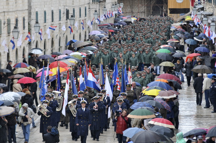 Dubrovnik, 061211.
Svecani mimohod i postrojavanje branitelja grada Dubrovnika iz 1991. godine na Stradunu u sklopu proslave dana Branitelja pred predsjednikom RH Ivom Josipovicem.
Foto: Tonci Plazibat / CROPIX Dubrovnik, 061211.
Svecani mimohod i postrojavanje branitelja grada Dubrovnika iz 1991. godine na Stradunu u sklopu proslave dana Branitelja pred predsjednikom RH Ivom Josipovicem.
Foto: Tonci Plazibat / CROPIX