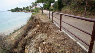 Zadar, 020912.
Nakon jucerasnjeg kisnog dana i danas se zbrajaju stete. Na arbanaskom setalistu Karma doslo je i do nekoliko odrona, a na jednom djelu ugrozena je setnica i sigurnost setaca.
Na fotografiji: prizor na mjestu odrona.
Foto: Jure Miskovic / C Zadar, 020912.
Nakon jucerasnjeg kisnog dana i danas se zbrajaju stete. Na arbanaskom setalistu Karma doslo je i do nekoliko odrona, a na jednom djelu ugrozena je setnica i sigurnost setaca.
Na fotografiji: prizor na mjestu odrona.
Foto: Jure Miskovic / C