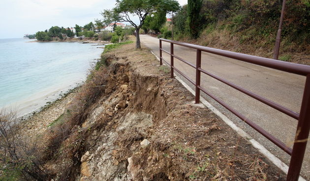 Zadar, 020912.
Nakon jucerasnjeg kisnog dana i danas se zbrajaju stete. Na arbanaskom setalistu Karma doslo je i do nekoliko odrona, a na jednom djelu ugrozena je setnica i sigurnost setaca.
Na fotografiji: prizor na mjestu odrona.
Foto: Jure Miskovic / C