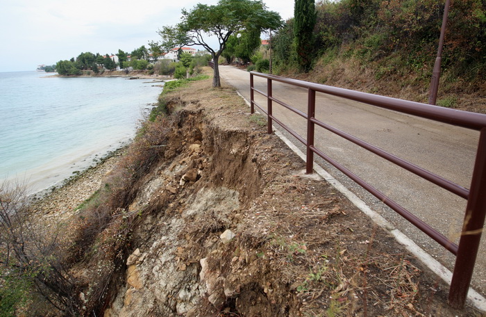 Zadar, 020912.
Nakon jucerasnjeg kisnog dana i danas se zbrajaju stete. Na arbanaskom setalistu Karma doslo je i do nekoliko odrona, a na jednom djelu ugrozena je setnica i sigurnost setaca.
Na fotografiji: prizor na mjestu odrona.
Foto: Jure Miskovic / C Zadar, 020912.
Nakon jucerasnjeg kisnog dana i danas se zbrajaju stete. Na arbanaskom setalistu Karma doslo je i do nekoliko odrona, a na jednom djelu ugrozena je setnica i sigurnost setaca.
Na fotografiji: prizor na mjestu odrona.
Foto: Jure Miskovic / C