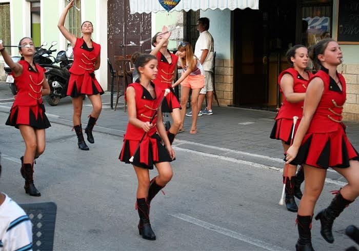 Tunuara 2016 – parada mažoretkinja, kuhanje brudeta & defile ribarica. Foto: Marija Cvetković